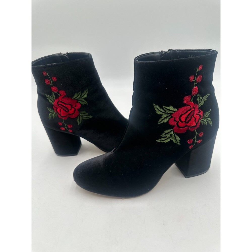 Andrea Women's Sz 8 Black Velvet Red Rose Floral Embroidered Block Heel Booties